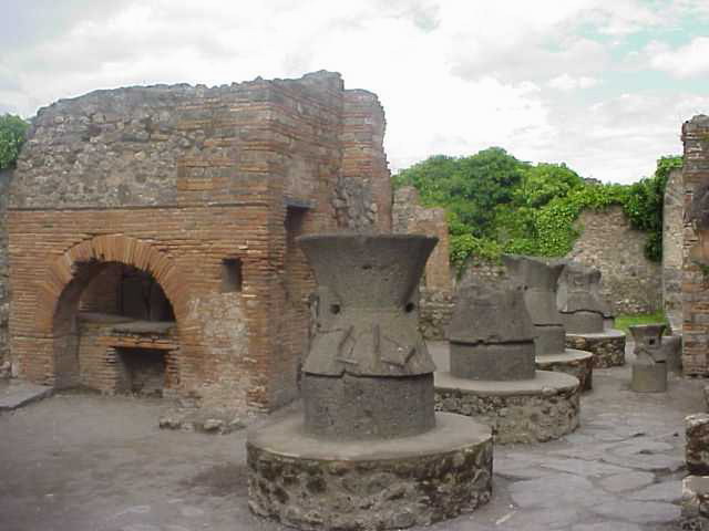 Una immagine degli scavi di pompei: il pistrinum (il forno).